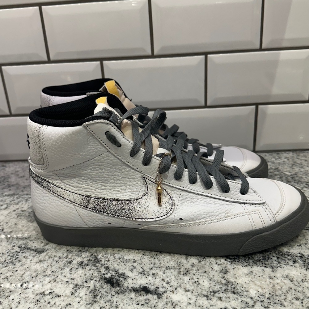 Nike Blazer Mid Classics Mens Size 10 White Grey Hip-Hop Swoosh Sneakers DV7194